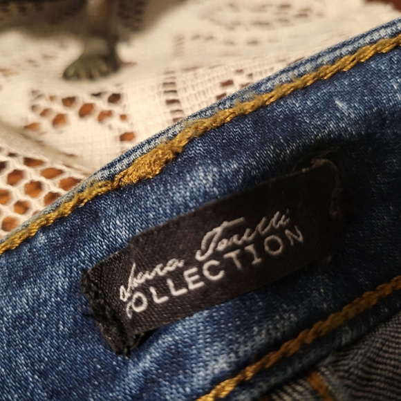 Colorful Vibrant Sequin Parrot Embroidered  Jeans Waist Size 32 Inches - Picture 3 of 6